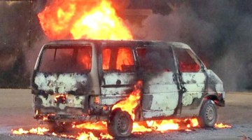 Un autofurgon a ars în totalitate la intrare în Mircea Vodă